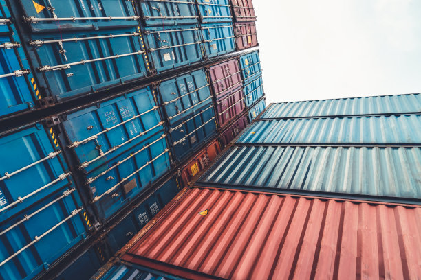从地面上看，用于海外运输的集装箱高堆叠。物流供应链管理与国际货物出口概念。图片下载