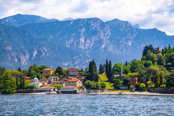 意大利伦巴第的科莫湖中的Tremezzo村图片下载