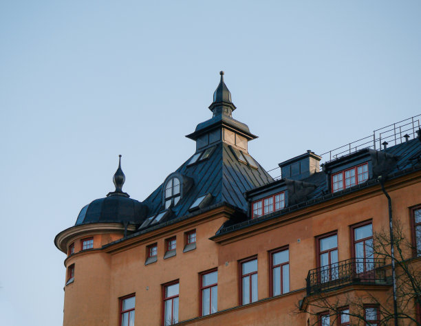 低角度的建筑物对着天空图片下载