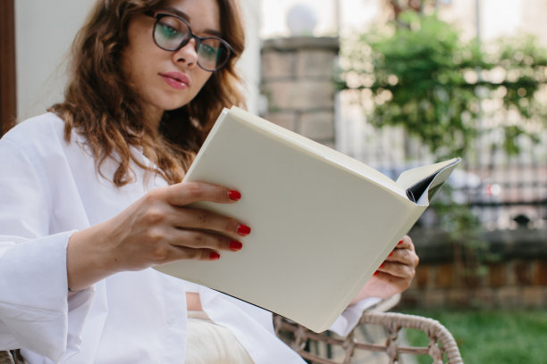 模型形象杂志书。那个坐在咖啡店桌子上看杂志的女孩。图片下载