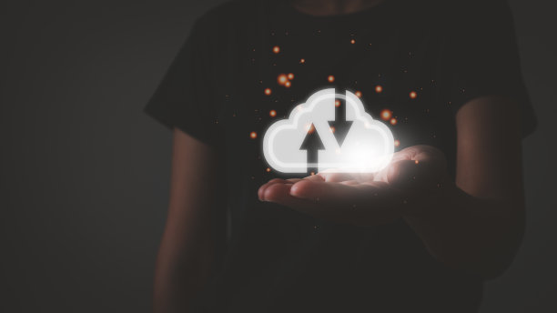 云计算系统：上传下载传输电子信息的共享管理。手持虚拟云图标，黑色背景。图片下载
