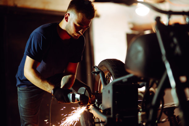 摩托车修理。拆卸摩托车。图片下载