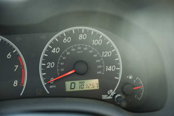汽车速度计在阳光下与燃气显示图片下载