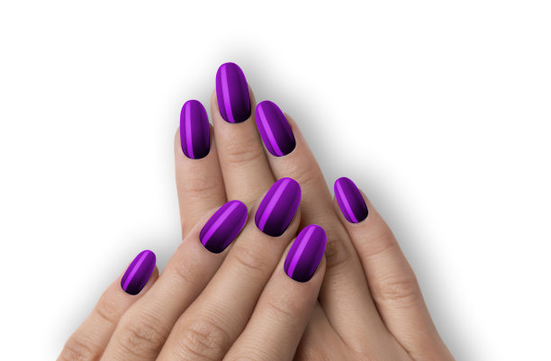 时尚的紫色美甲设计在美丽的白色背景图片下载