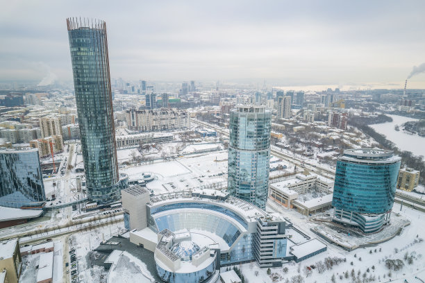 叶卡捷琳堡市有地方政府和议会大楼，剧院，伊塞特塔，叶利钦中心，冬日日落的全景。图片下载