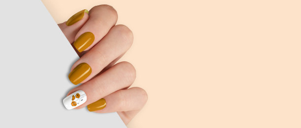 修剪整齐的女人手里拿着白纸。时尚橘色指甲设计图片下载