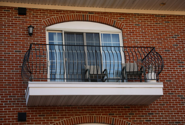 城市里的老砖房图片下载