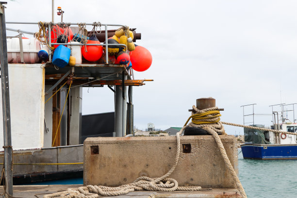 港口码头护柱和浮标商业航运细节图片下载