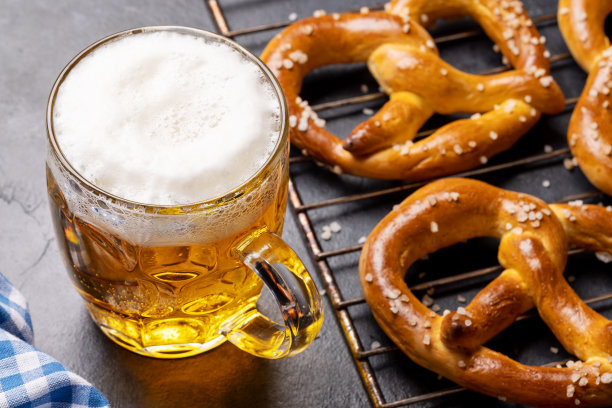 新鲜出炉的自制椒盐卷饼和啤酒图片下载