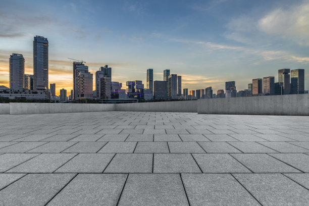 全景天际线和建筑与空旷的广场地板图片下载