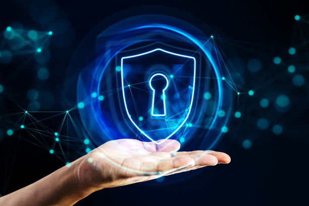 网络安全和隐私概念与数字盾牌图标与锁孔在虚拟领域上方的人手掌在黑暗背景上模糊的点图片下载