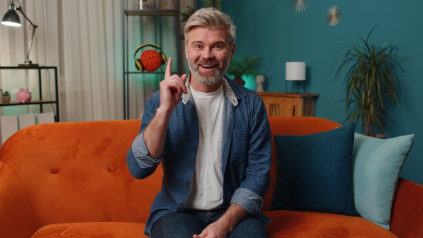 有思想有灵感的中年男子做出恍然大悟的手势，竖起手指想出了创意方案图片下载