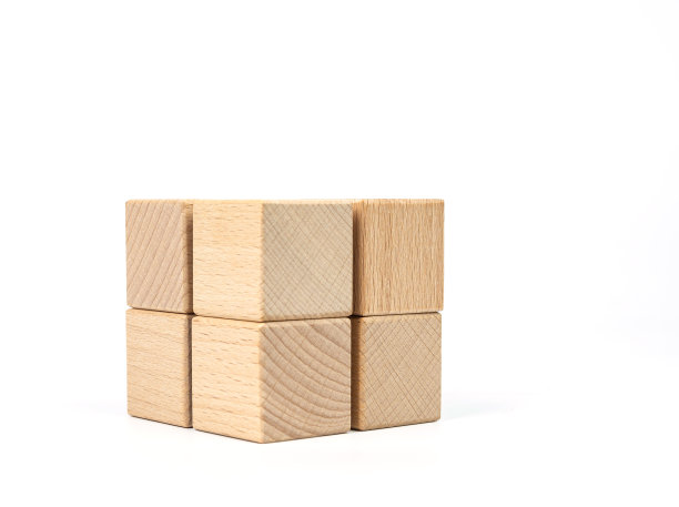 白色背景上的木立方体积木图片下载