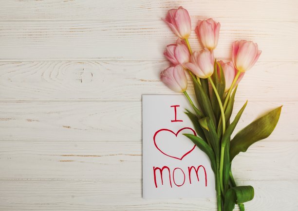卡片我爱妈妈花摆在白木桌子2。高品质美丽的照片概念图片下载