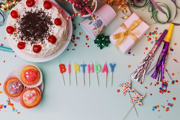 字生日蜡烛派对配件蛋糕蓝色背景图片下载