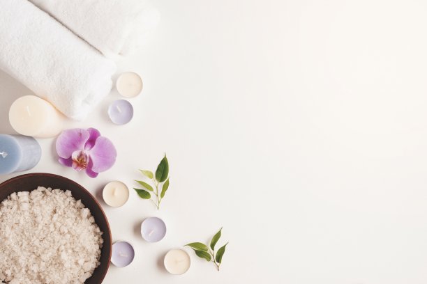 俯视图海盐粘土碗兰花蜡烛卷毛巾白色背景。高品质美丽的照片概念图片下载