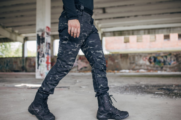 年轻人穿着战术装备图片下载