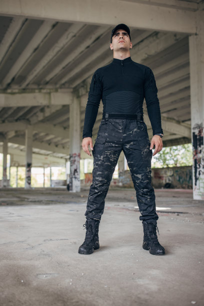 年轻人穿着战术装备站着图片下载