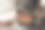 特写镜头:一名男性厨师将烤好的披萨从烤箱中取出图片下载
