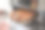 特写镜头:一名男性厨师将烤好的披萨从烤箱中取出图片下载