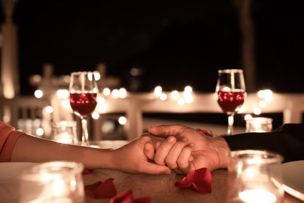 浪漫的约会晚餐。图片下载