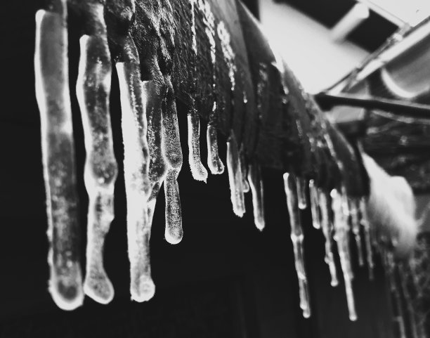 冰雪融化的黑白照片图片下载