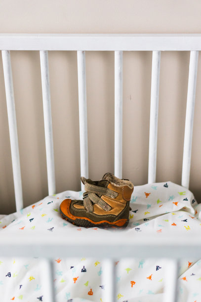 小孩的鞋放在床单上图片下载