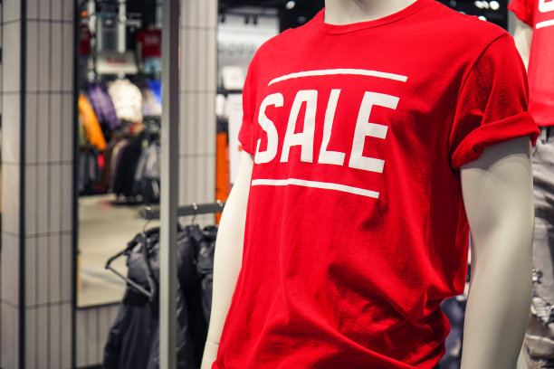 穿着印有铭文的红色t恤的人体模特在商场出售图片下载