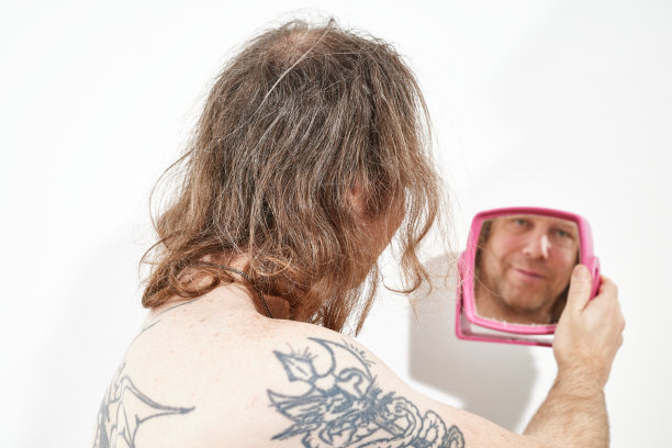 男人看着手中的镜子图片下载