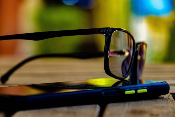 智能手机上的黑色老花镜特写镜头图片下载