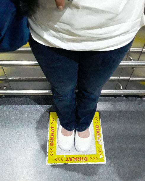 土耳其语的社交距离警告贴纸。社交距离是人与人之间的空间。图片下载