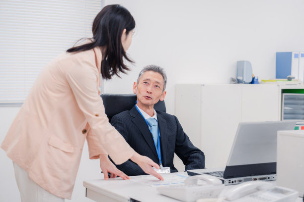 女员工向老板汇报工作图片下载