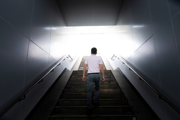 男人走上台阶的后视图图片下载