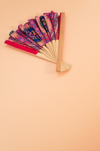 红色手扇孤立在米色背景与文本的自由空间图片下载
