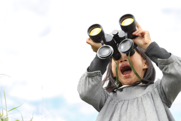 女孩用望远镜看风景。图片下载