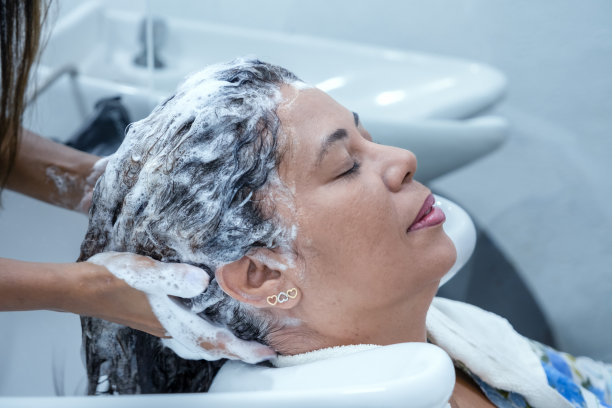 一名巴西女子在美容院图片下载