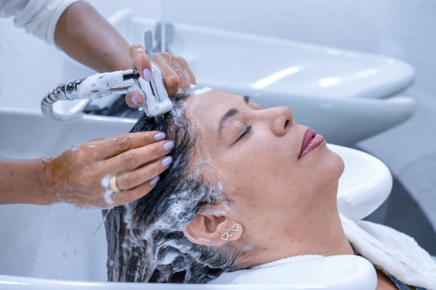 一名巴西女子在美容院图片下载