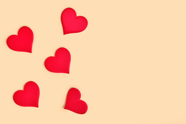 情人节快乐模板，米色背景上的红色心形，浪漫设计促销宣传单图片下载