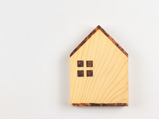 白色背景上的木质模型房子。图片下载