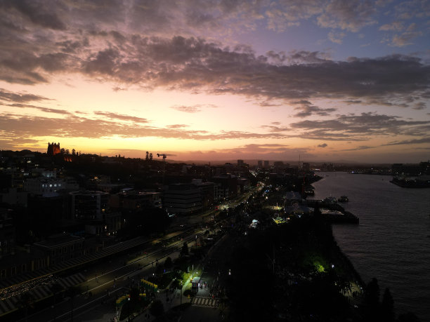 岛上有道路和建筑物的美丽夜景图片下载