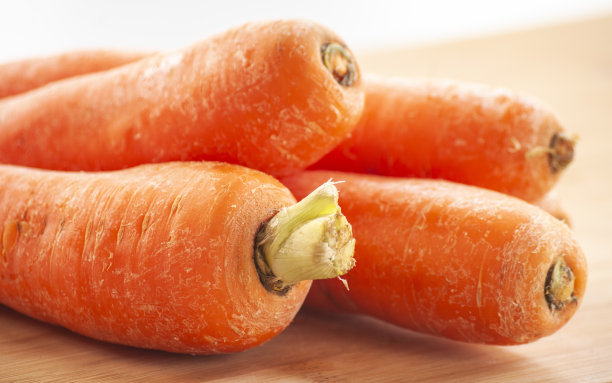 切菜板上几根胡萝卜的特写照片图片下载