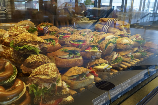 在街上的咖啡馆里展示快餐图片下载