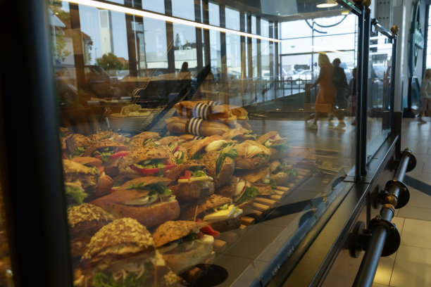 在街上的咖啡馆里展示快餐图片下载