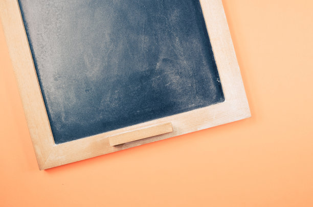 顶部视图的小墙壁黑板上的时间表橙色背景与复制空间图片下载
