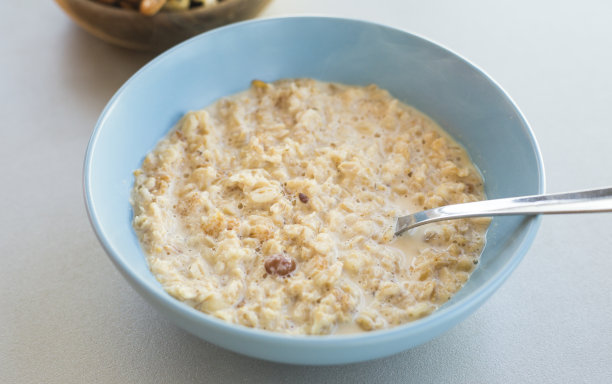 蓝色盘子里的燕麦粥特写照片图片下载