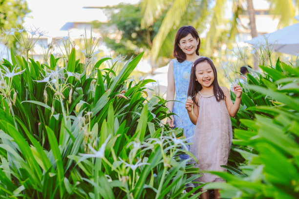 母亲和孩子一起在豪华度假村快乐图片下载