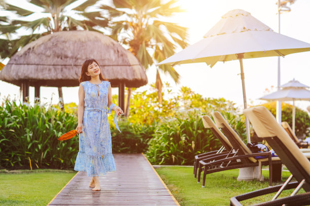 女人走在附近的游泳池图片下载