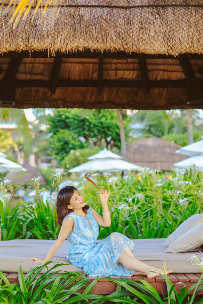 女子在豪华度假村享受图片下载