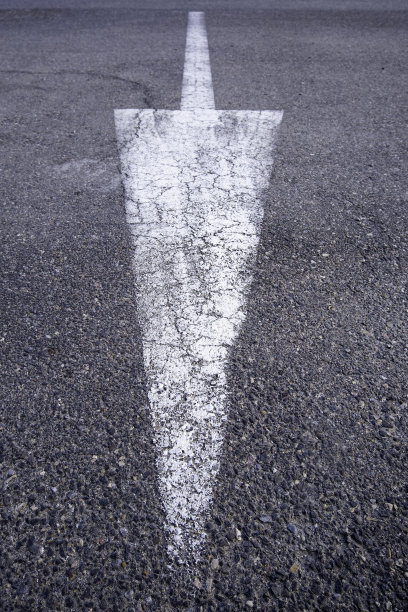 方向箭头在沥青上图片下载