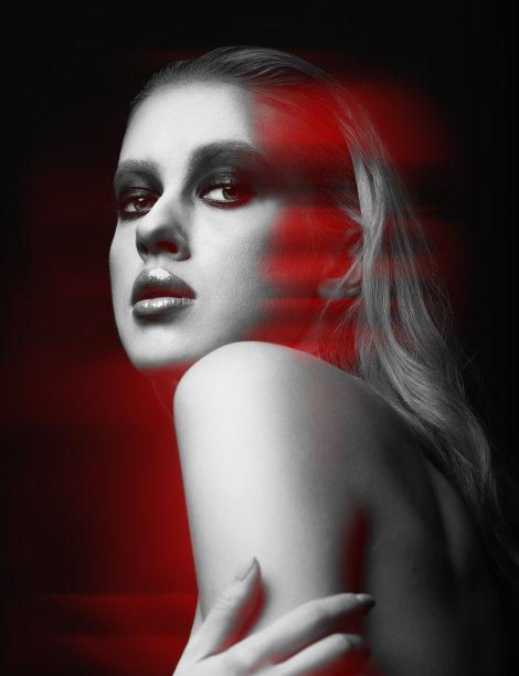 美丽的女人与花哨的化妆和裸肩工作室肖像在RGB颜色分裂效果风格图片下载